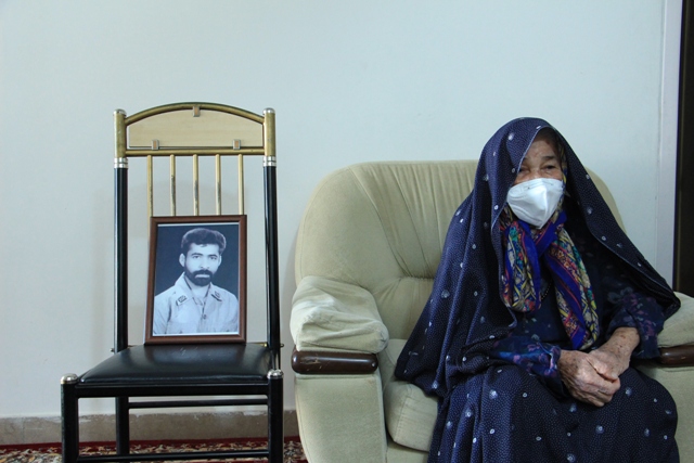 تجليل از مادر شهيد «حسن زارع» در قالب برنامه «شکوه مادري» استان فارس