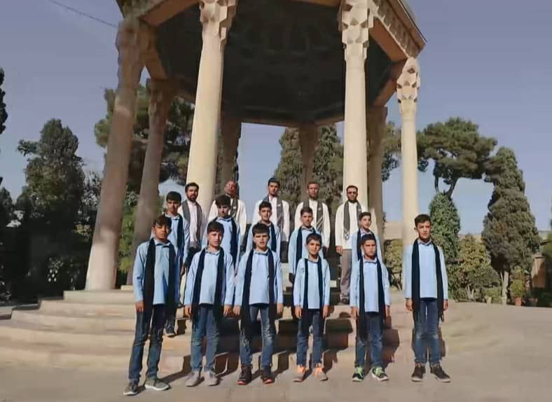 اجراي زنده سرود «فجر انقلاب» با نواي گروه «زيتون‌هاي سرخ» کانون انتظار روستاي پرزيتون فيروزآباد