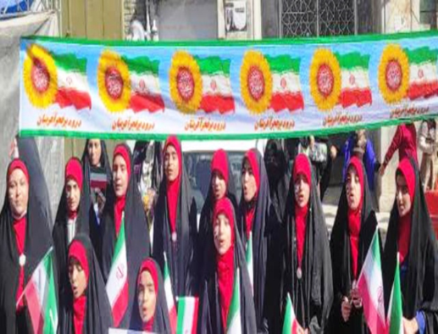 اجراي گروه سرود خواهران عضو در کانون «شهداي سلطان آباد» در راهپيمايي 22 بهمن ماه شيراز