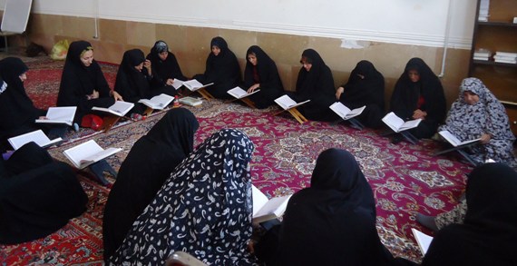 امروز به برکت انقلاب اسلامي مساجد به محلي براي حضور باشکوه خواهران تبديل شده است