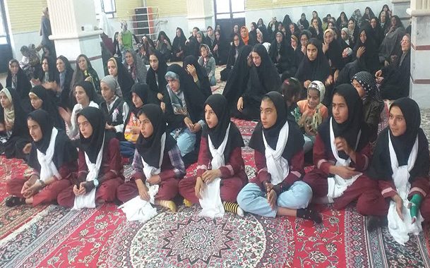 دانش آموزان دختر روستاي چنارويه در مسجد حضرت ابوالفضل (ع) روز دختر را جشن گرفتند