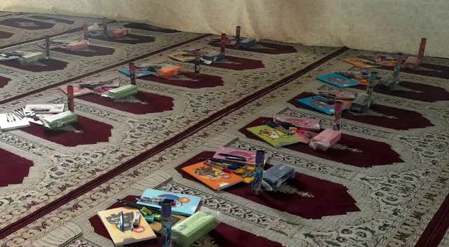 تهيه و توزيع بستههاي نوشتافزار به همت کانون سيدالشهداء(ع) فسا بين دانشآموزان نيازمند